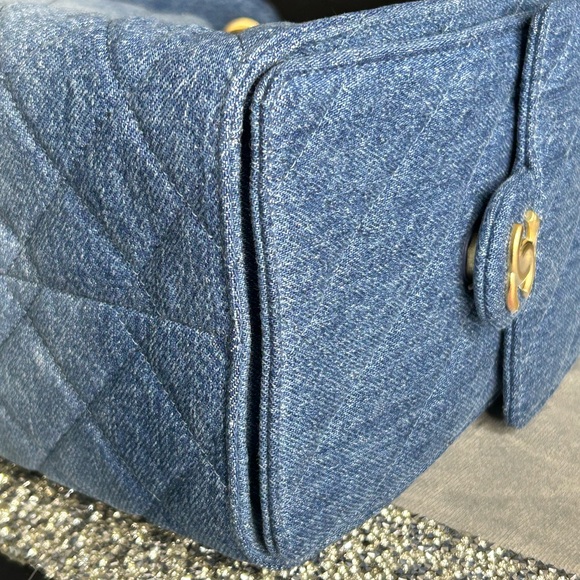 CHANEL 25 Small Handbag (26P) Washed Denim and Gold Tone Metal - Picture 14 of 17